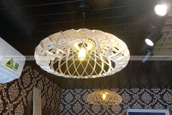 Đèn thả trần dáng đĩa bay nan chéo làm bằng gỗ