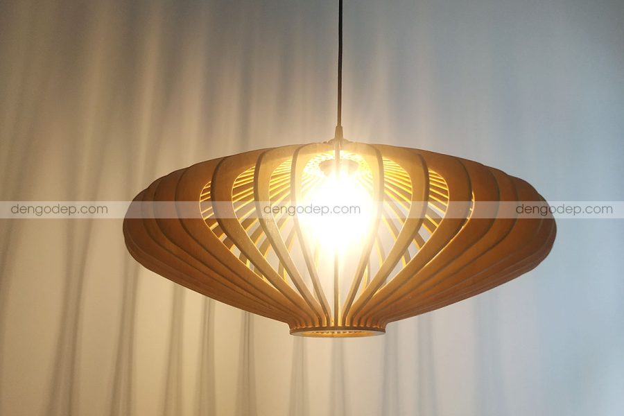 Đèn gỗ thả trần đĩa bay chụp hướng ngang ban đêm
