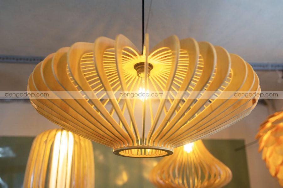 Đèn gỗ thả trần đĩa bay chụp từ hướng ngang ban ngày