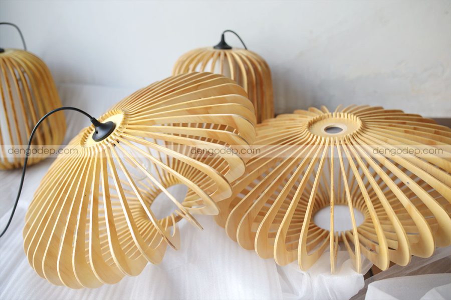 Đèn gỗ thả trần đĩa bay chụp góc nghiêng phải