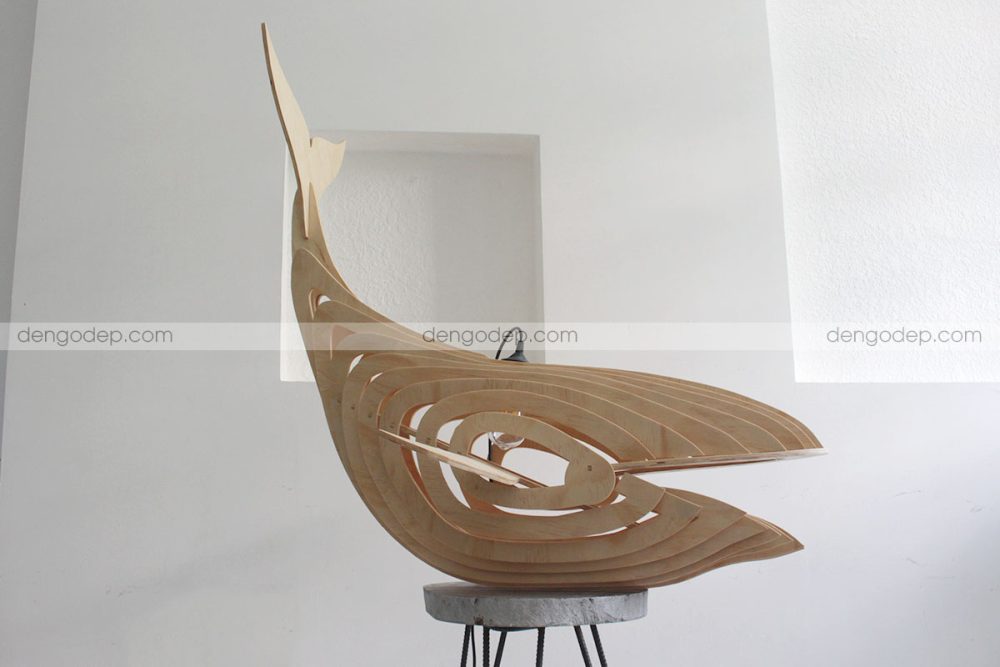 Đèn gỗ thả trần cá voi chụp hướng ngang khi chưa thắp sáng