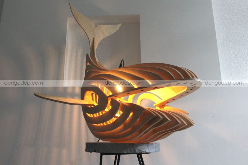 Đèn gỗ thả trần cá voi chụp hướng chéo