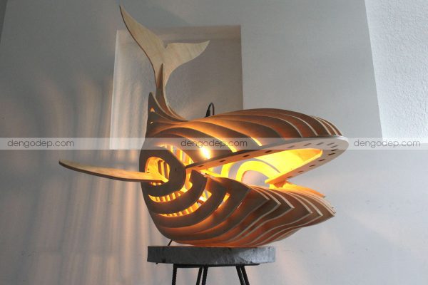 Đèn gỗ thả trần cá voi chụp hướng chéo