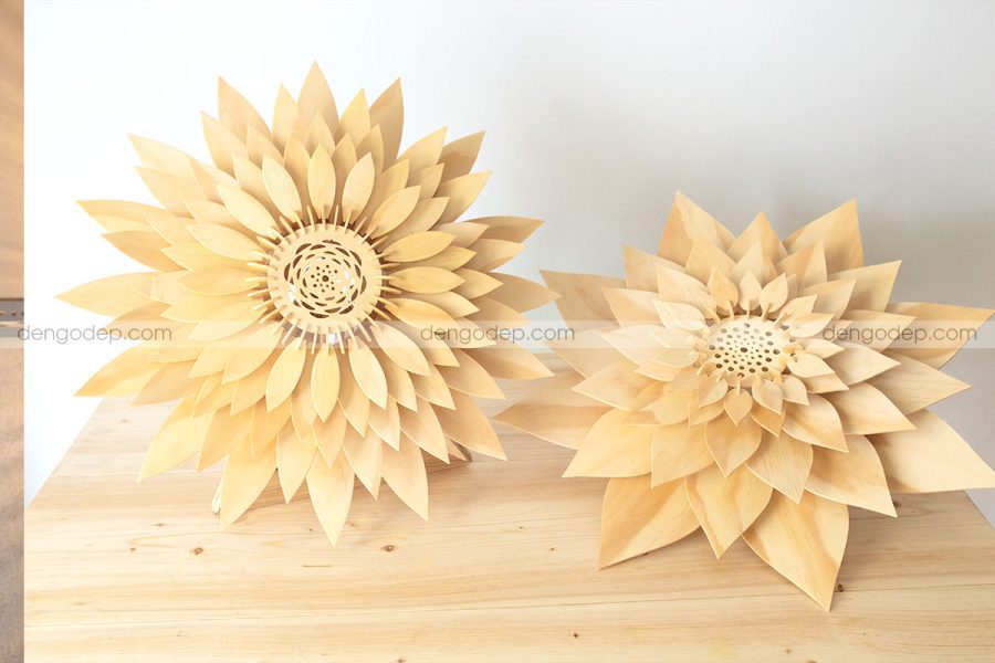 Đèn gỗ thả trần hoa hướng dương bên cạnh đèn gỗ hoa súng