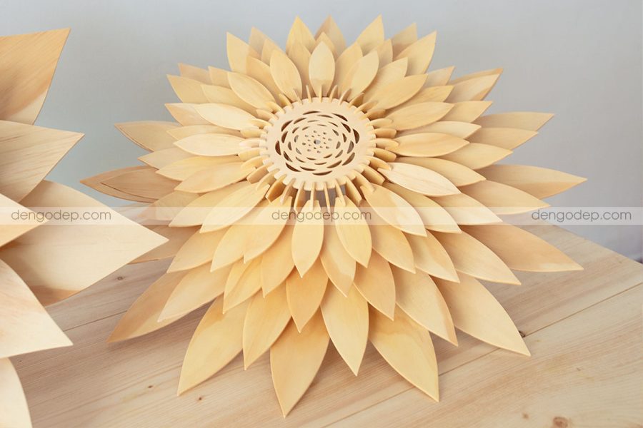 Đèn gỗ thả trần hoa hướng dương chụp góc nghiêng phải