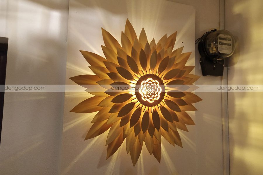 Đèn gỗ thả trần hoa hướng dương chụp góc nghiêng trái