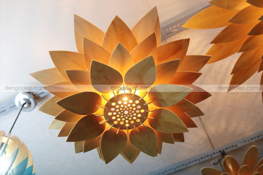 Đèn gỗ thả trần hoa sen chụp góc chéo từ dưới lên lúc thắp sáng