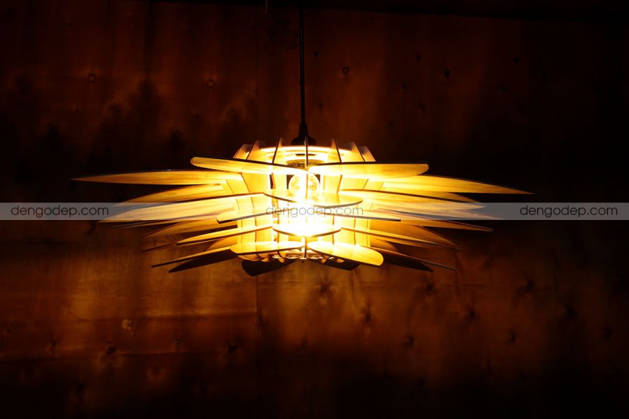 Đèn gỗ thả trần hoa sen chụp theo hướng ngang