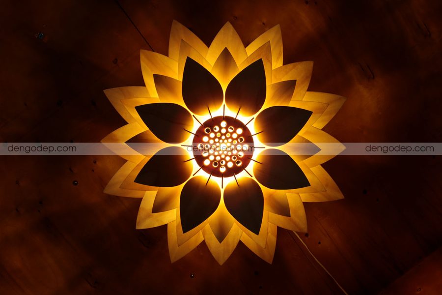 Đèn gỗ thả trần hoa sen chụp trực diện khi thắp sáng