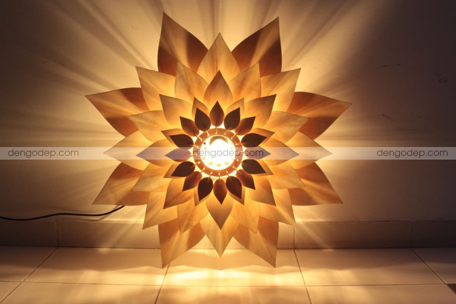 Đèn gỗ thả trần hoa súng chụp trực diện khi thắp sáng