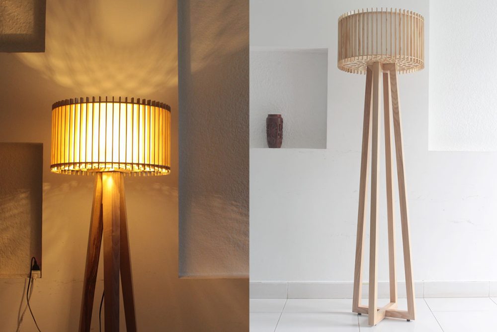 Đèn gỗ đặt sàn bốn chân trụ tròn lúc thắp sáng và lúc chưa thắp sáng