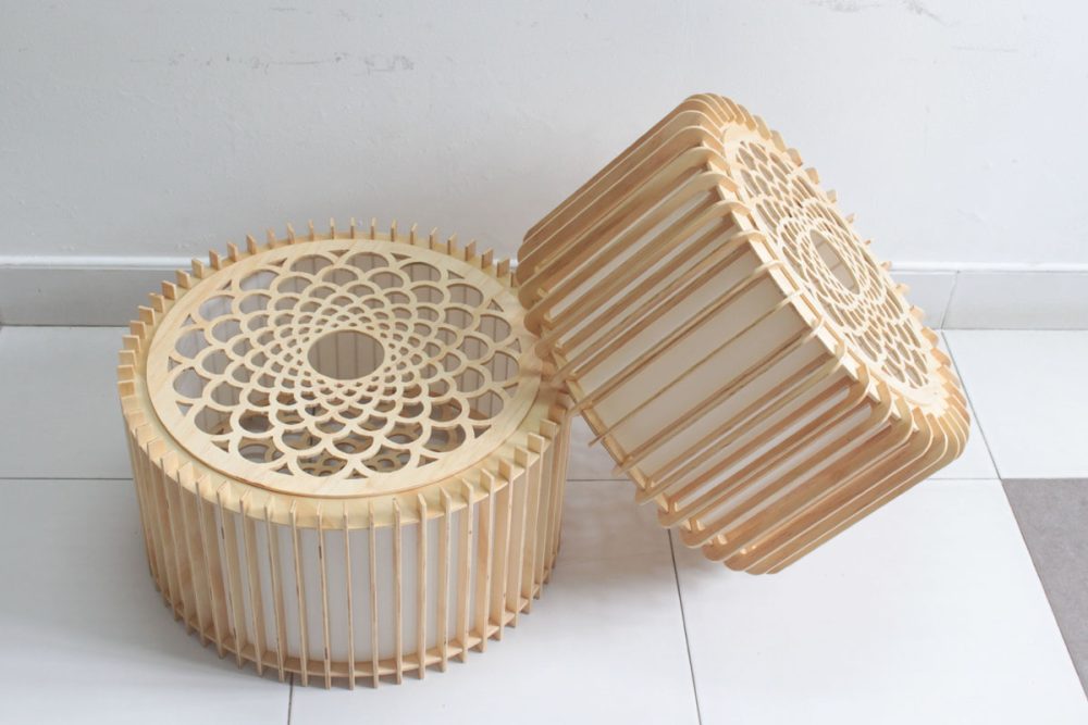 Chao đèn gỗ trụ tròn của đèn gỗ đặt sàn