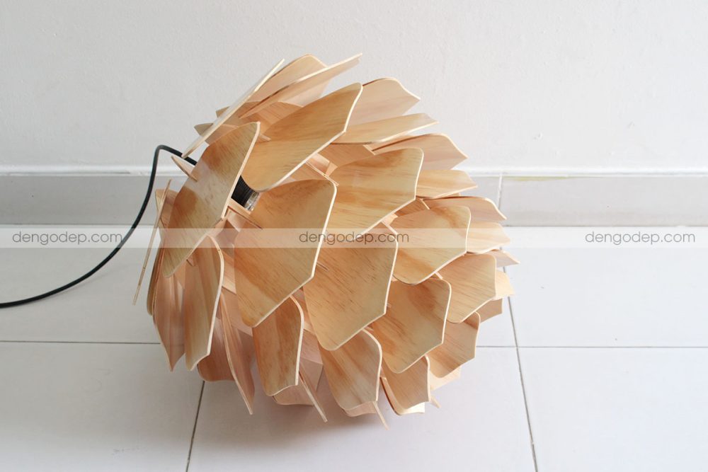 Đèn gỗ thả trần hoa thông cánh tim chụp hướng trên xuống