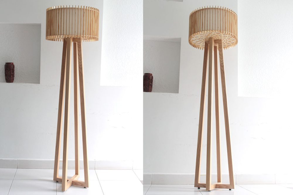 Đèn gỗ đặt sàn bốn chân trụ tròn chụp lúc chưa thắp sáng
