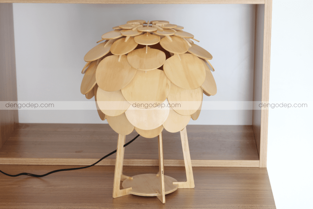 Đèn gỗ để bàn atiso chụp lúc chưa thắp sáng