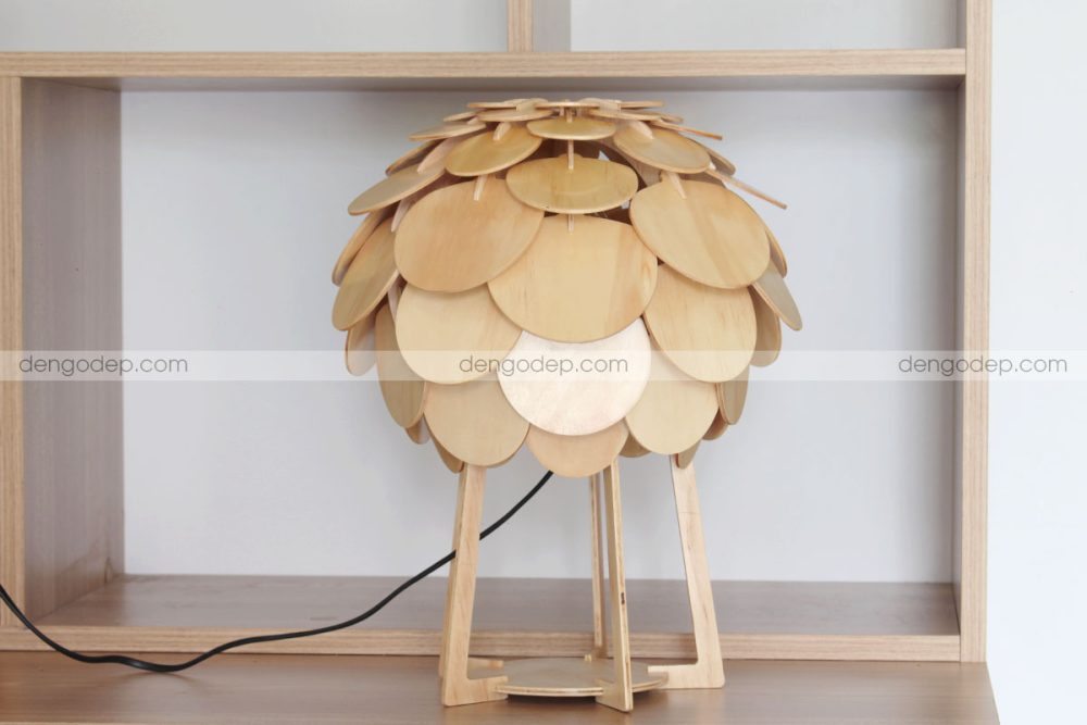 Đèn gỗ để bàn atiso chụp