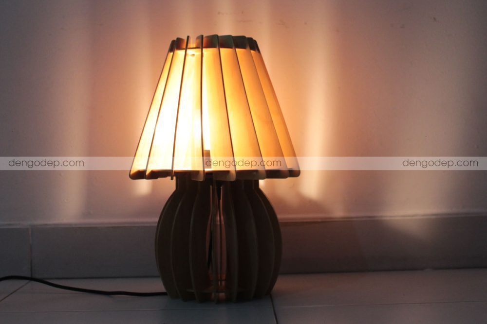 Đèn gỗ để bàn nụ nấm chụp hướng từ dưới lên lúc thắp sáng