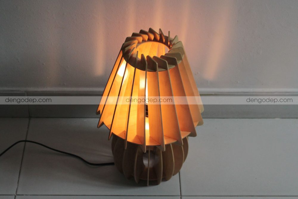 Đèn gỗ để bàn nụ nấm chụp hướng từ trên xuống