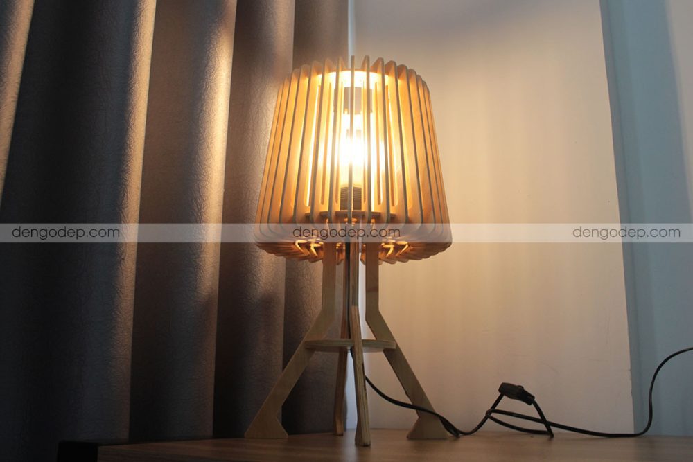 Đèn gỗ để bàn tháp nước chụp dưới lên lúc thắp sáng