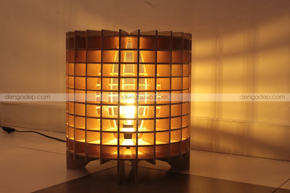 Đèn gỗ để bàn trụ tròn chụp hướng đối diện