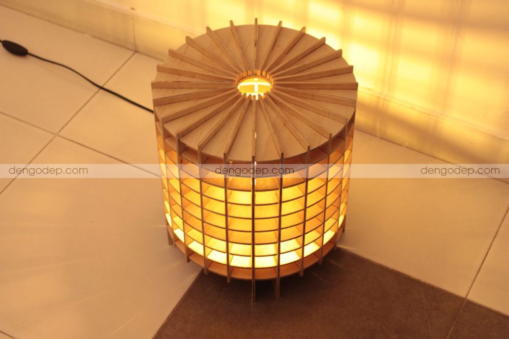 Đèn gỗ để bàn trụ tròn chụp hướng từ trên xuống