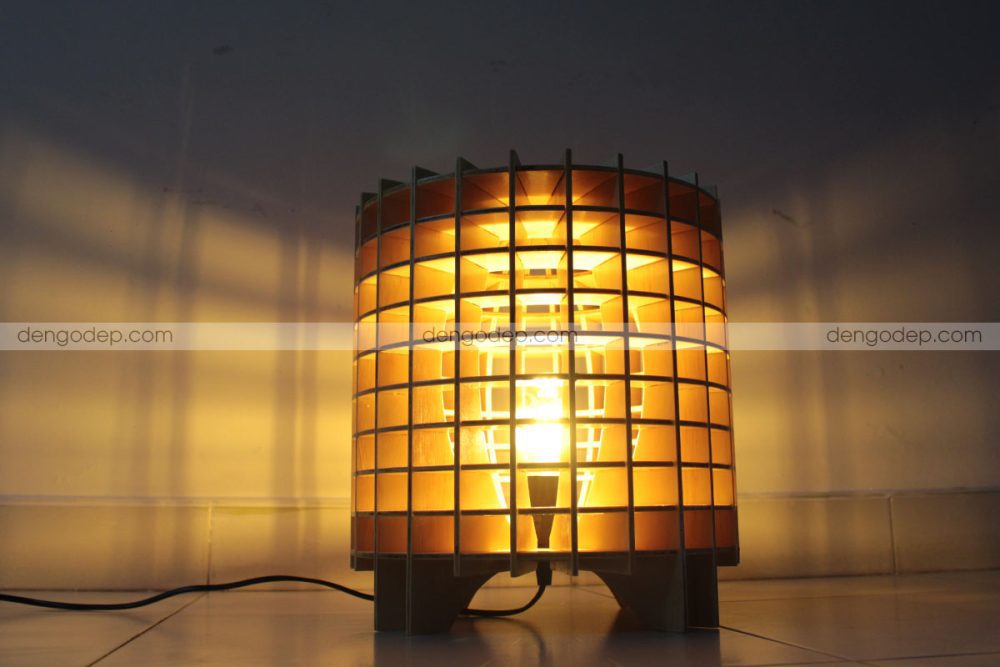 Đèn gỗ để bàn trụ tròn chụp hướng từ dưới lên