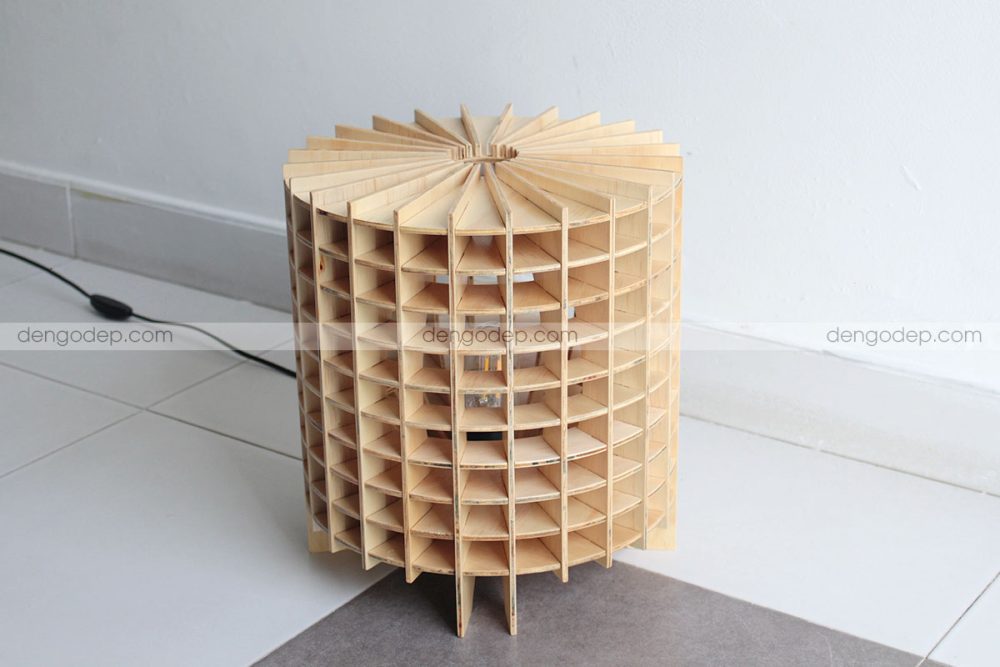 Đèn gỗ để bàn trụ tròn chụp hướng nghiêng lúc chưa thắp sáng