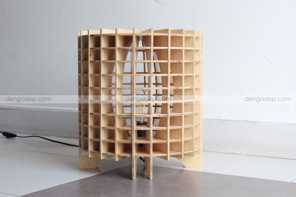 Đèn gỗ để bàn trụ tròn chụp hướng đối diện lúc chưa thắp sáng