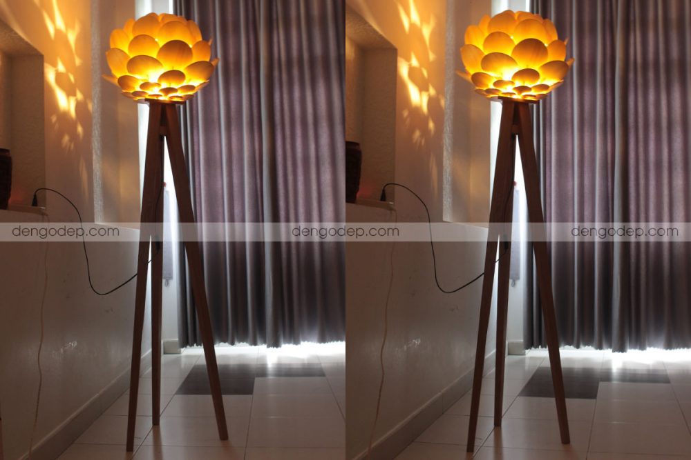 Đèn gỗ đặt sàn ba chân hoa aitiso tròn chụp lúc thắp sáng
