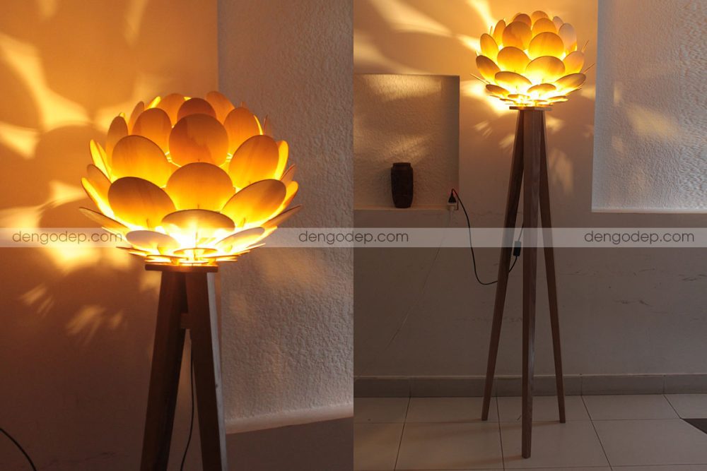 Đèn gỗ đặt sàn ba chân hoa aitiso tròn