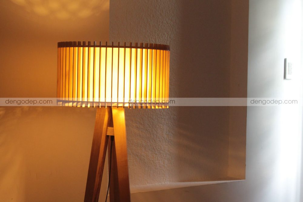 Đèn gỗ đặt sàn ba chân trụ tròn chụp sát phần chao đèn