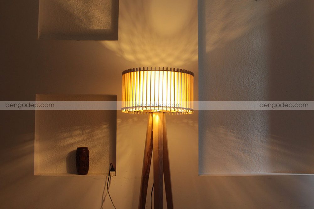 Đèn gỗ đặt sàn ba chân trụ tròn chụp phần chao đèn