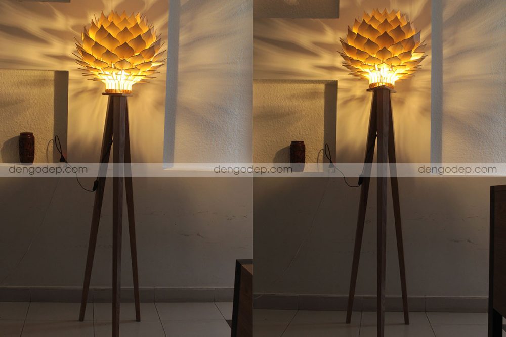 Đèn gỗ đặt sàn ba chân hoa sen liên đài chụp lúc được thắp sáng