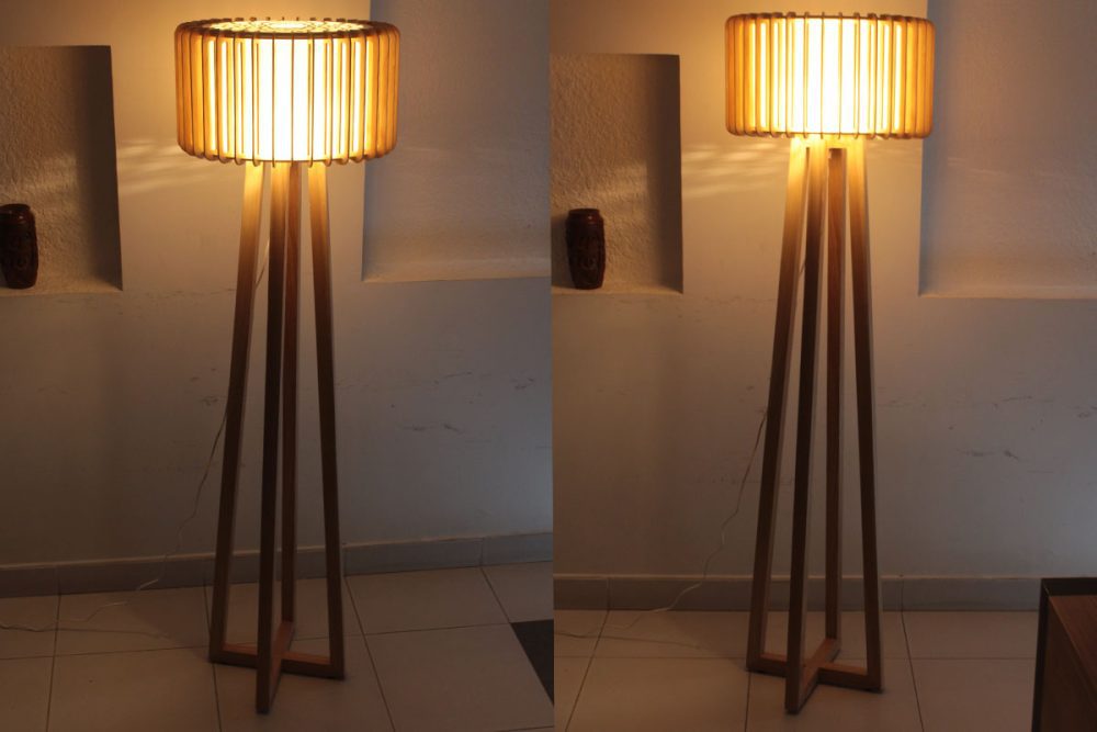 Đèn gỗ đặt sàn bốn chân trụ tròn chụp hướng đối diện sau khi được thắp sáng