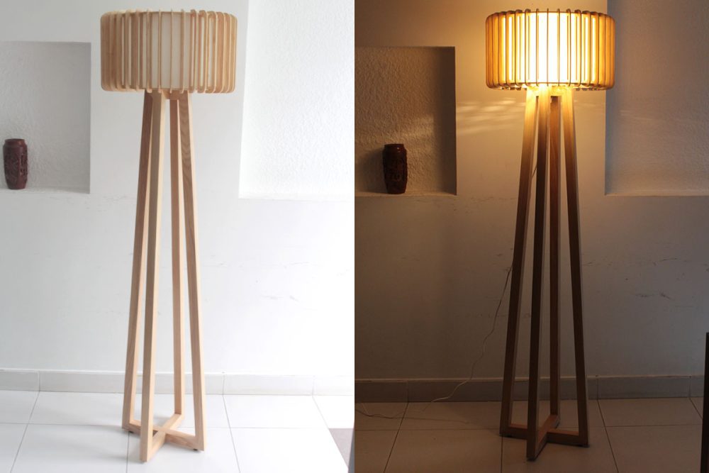 Đèn gỗ đặt sàn bốn chân trụ tròn chụp lúc được thắp sáng bên cạnh lúc chưa thắp sáng