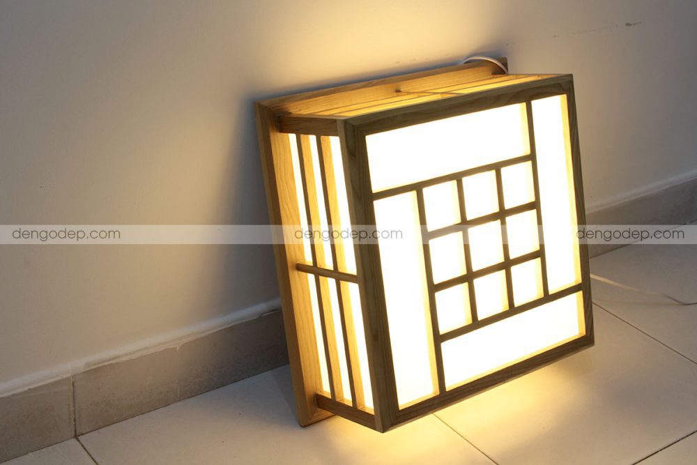 Đèn gỗ ốp tường hình vuông chụp góc xéo lúc thắp sáng