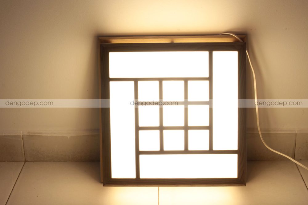 Đèn gỗ ốp tường hình vuông chụp đối diện lúc sáng