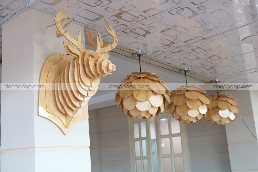 Đèn gỗ gắn tường đầu hưu chụp lúc chưa chiếu sáng