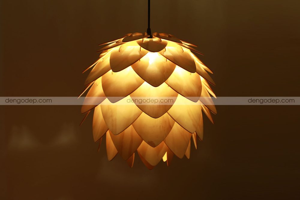 Đèn gỗ thả trần hoa atiso cánh nhọn chụp hướng dưới lên khi thắp sáng