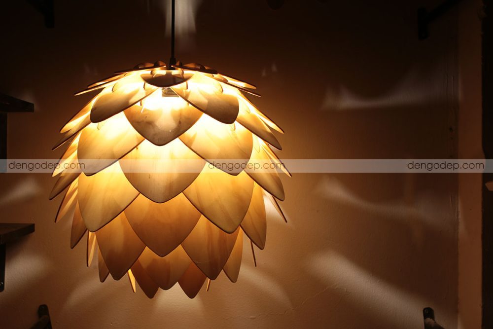 Đèn gỗ thả trần hoa atiso cánh nhọn chụp hướng đối diện lúc thắp sáng