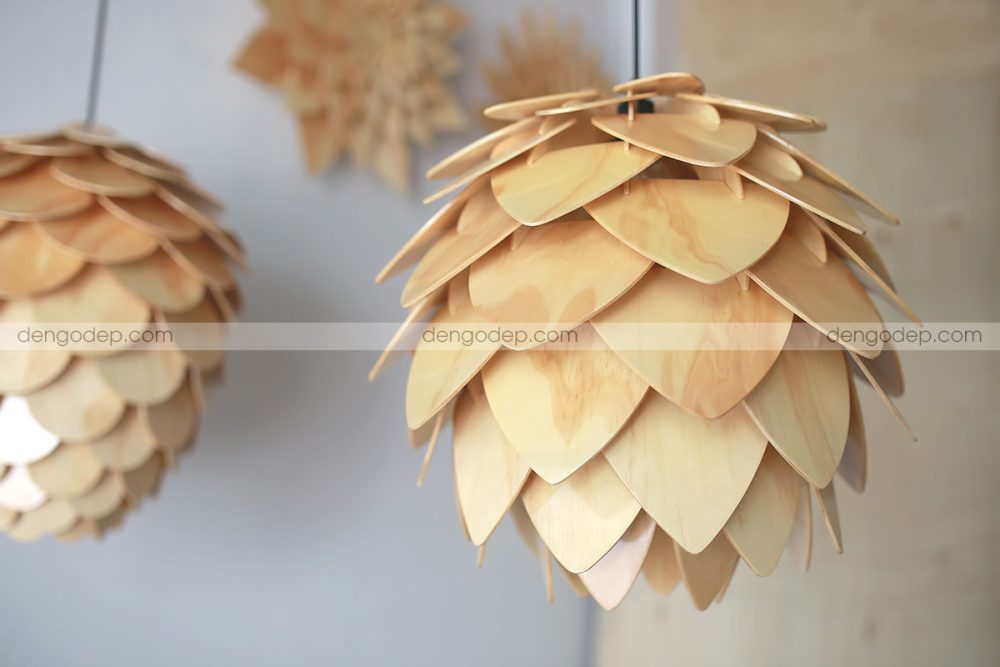 Đèn gỗ thả trần hoa atiso cánh nhọn chụp hướng đối diện