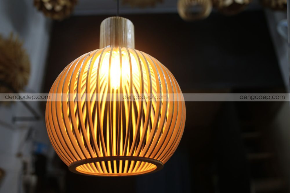Đèn gỗ thả trần bầu tròn chụp hướng từ dưới lên lúc chiếu sáng