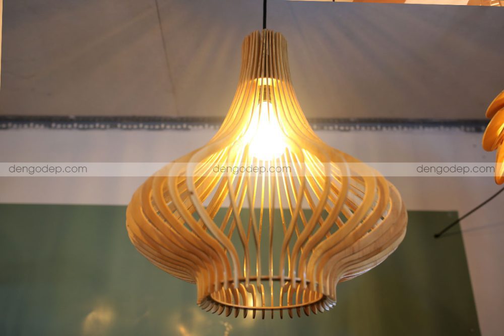 Đèn gỗ thả trần hồ lô chụp hướng dưới lên sau khi thắp sáng