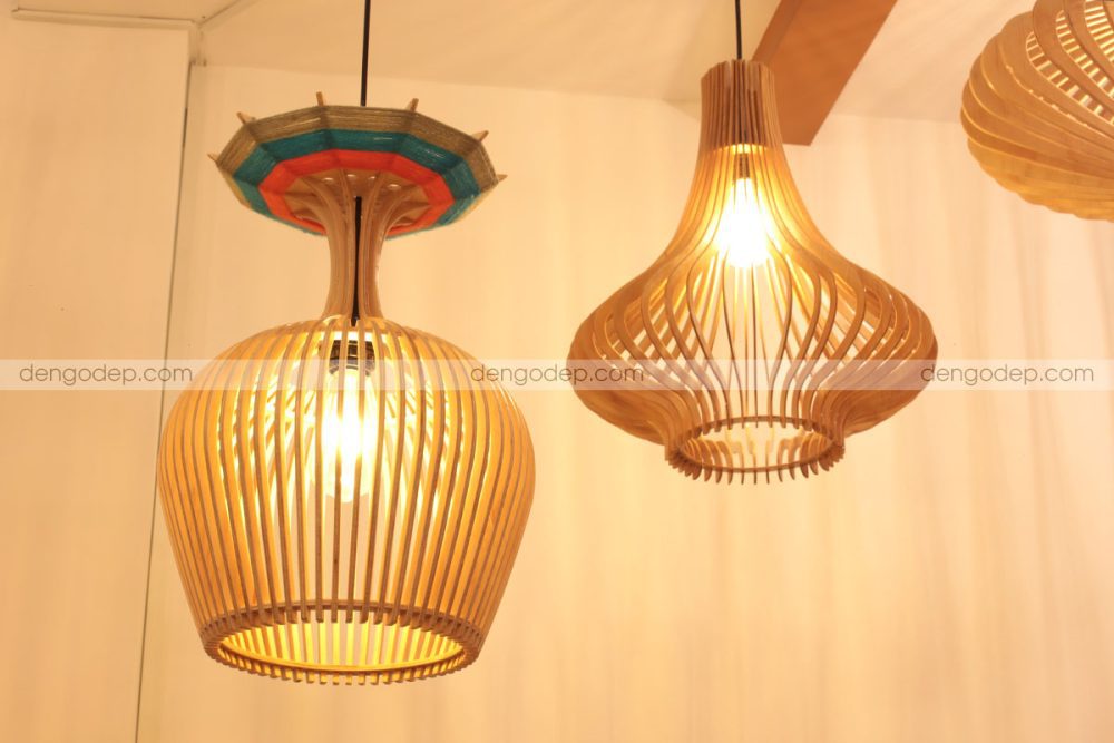 Đèn gỗ thả trần hồ lô chụp lúc thắp sáng bên cạnh đèn gỗ khác