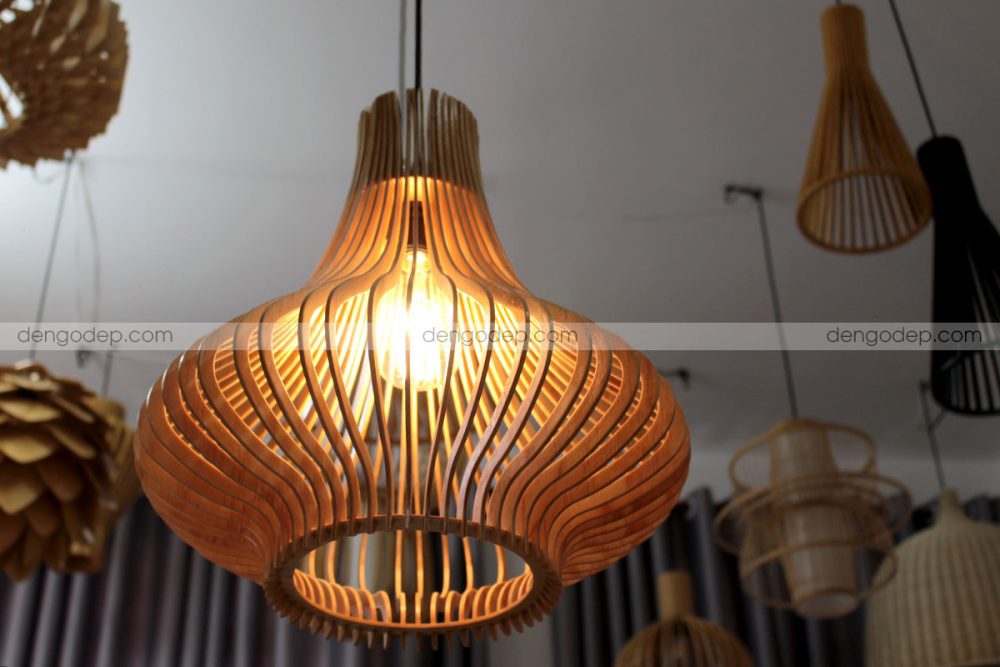 Đèn gỗ thả trần hồ lô chụp lúc được treo lên và thắp sáng