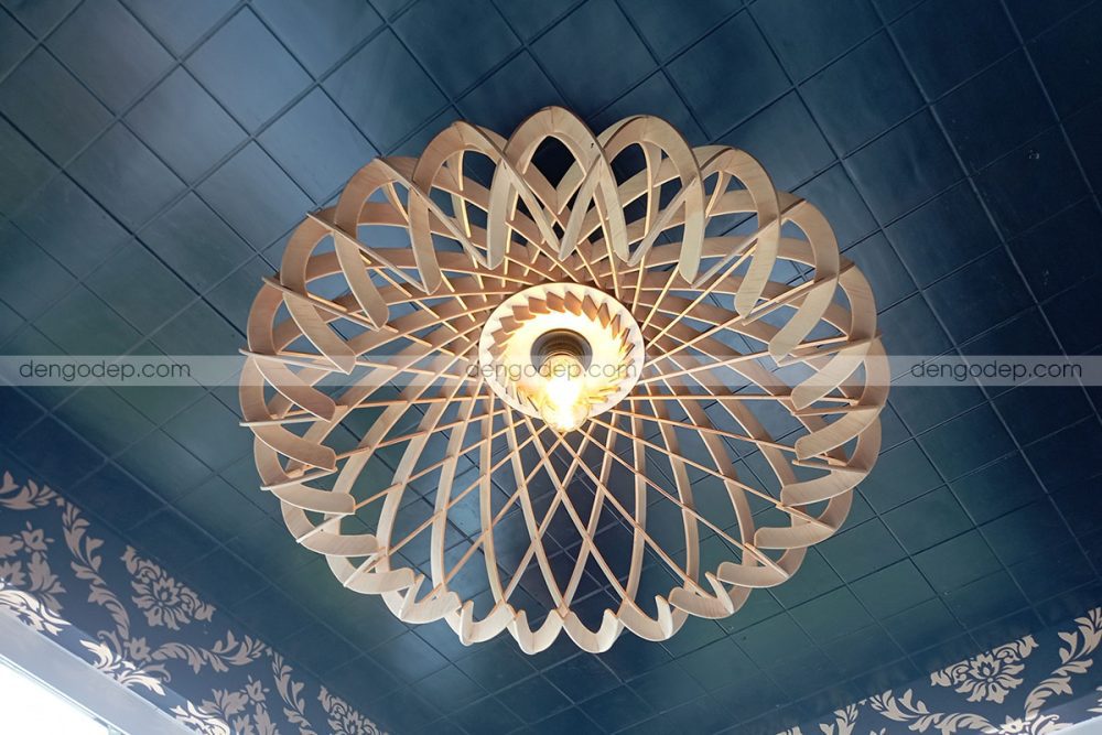 Đèn gỗ thả trần đĩa bay nan chéo chụp hướng dưới lên