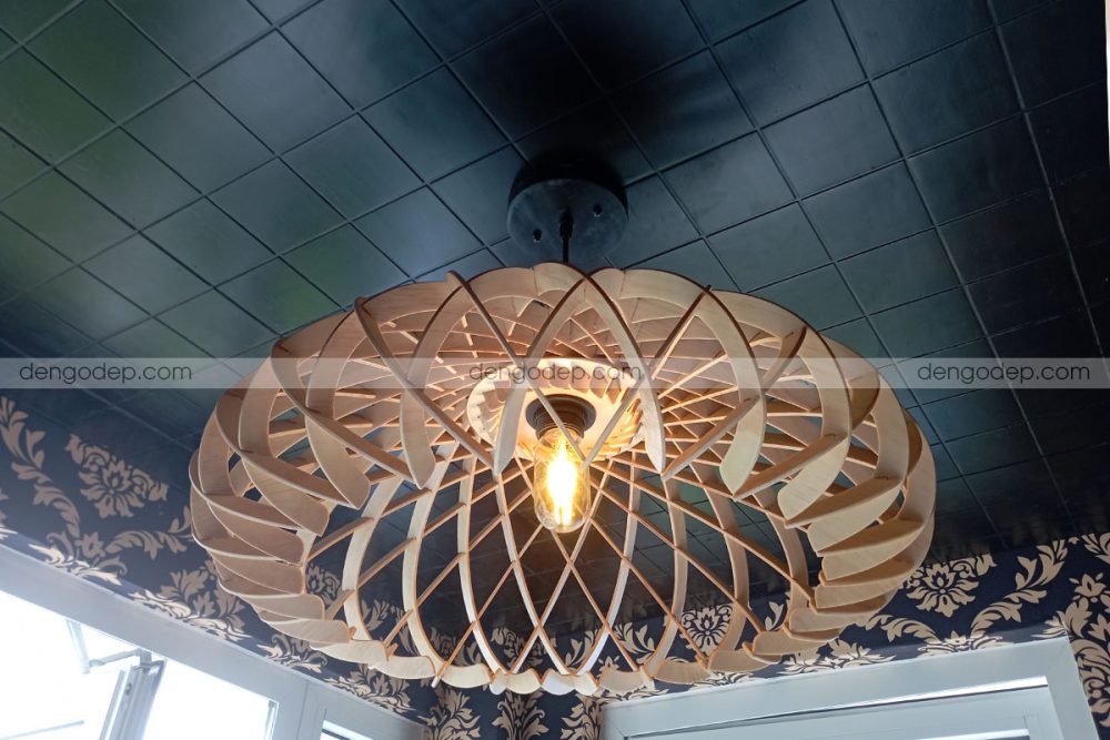 Đèn gỗ thả trần đĩa bay nan chéo chụp hướng ngang
