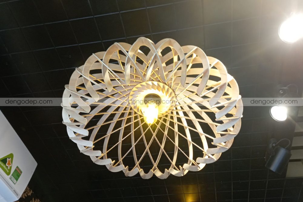 Đèn gỗ thả trần đĩa bay nan chéo chụp lúc thắp sáng