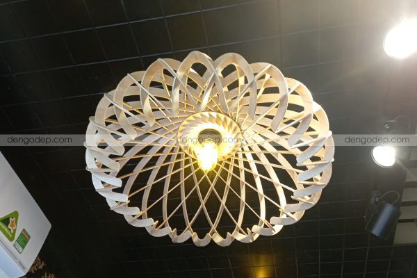 Đèn gỗ thả trần đĩa bay nan chéo chụp lúc thắp sáng