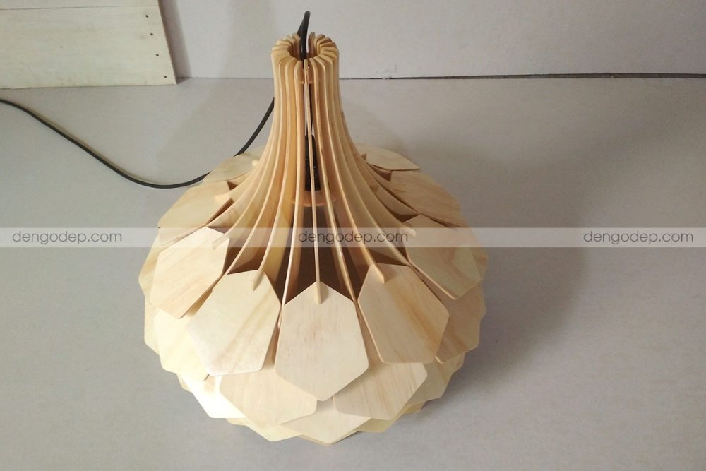 Đèn gỗ thả trần hoa loa kèn chụp từ trên xuống lúc chưa thắp sáng